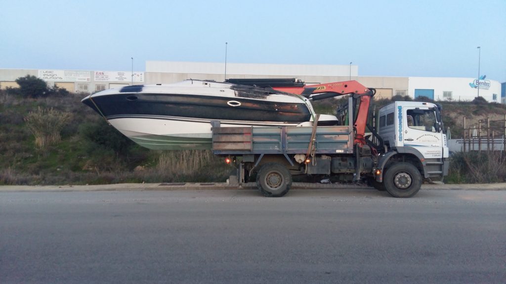 Trabajo movimiento barco en Estepona con camión pluma Mercedes de Miguel Gómez Salas
