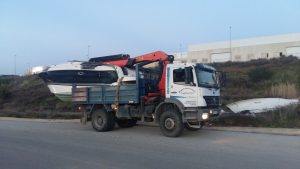 Trabajo movimiento barco en Estepona con camión pluma Mercedes de Miguel Gómez Salas